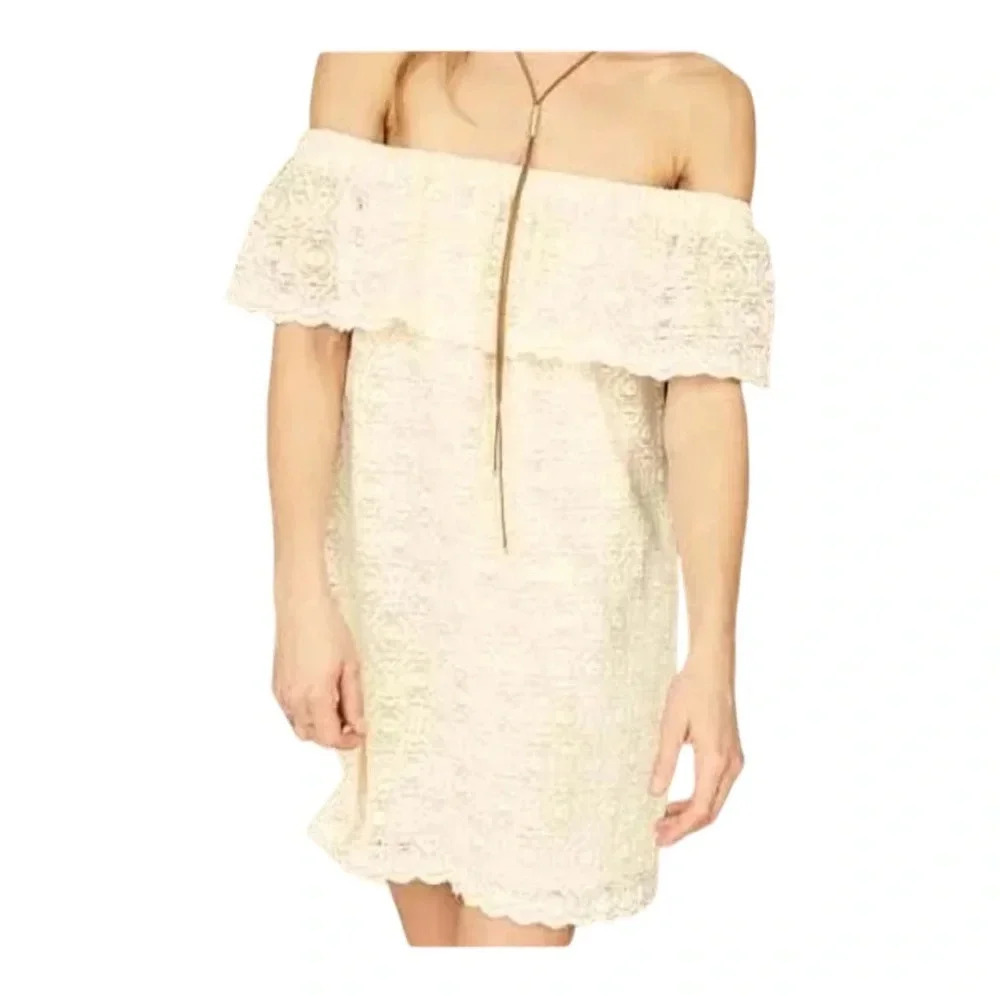Urban Outfitters Kimchi Blue // nude colored lace off‎ the shoulder dress Small